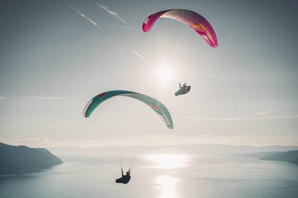 vol parapente couché de soleil