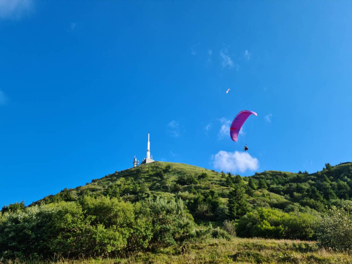 parapente au dessus du chemin des chèvres